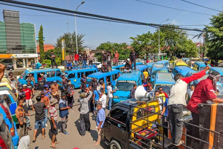 Sopir Angkot di Karawang Unjuk Rasa, Desak Mobil Dora Ditertibkan