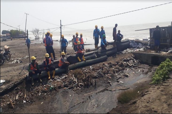 Belasan Tiang Listrik di Pesisir Karawang Roboh Diterjang Banjir Rob, PLN Pasang Bronjong