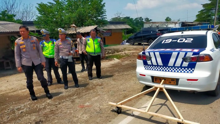 Dilintasi Pemudik, Polisi 'Sapu' Ranjau Paku di Jalur Arteri Karawang