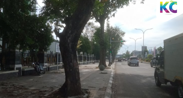 Jalur Pedestrian Di Karawang Rusak Tak Terawat, Pemkab Dianggap Cuma Buang-Buang Duit