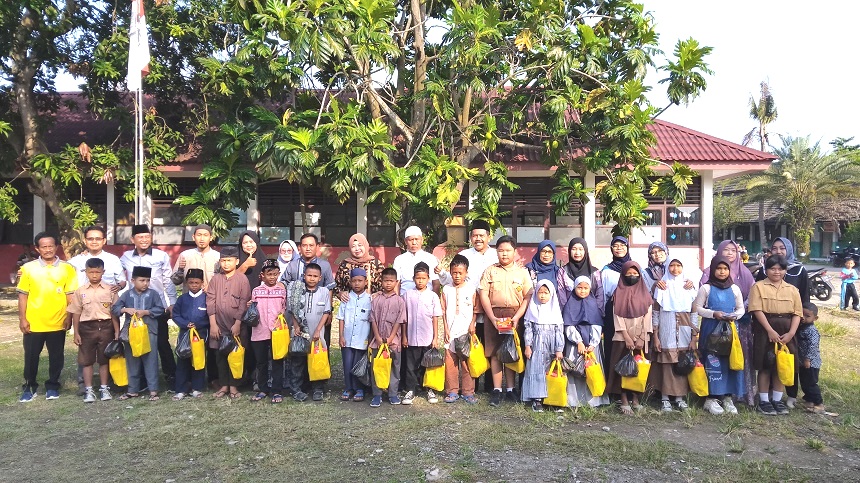 Peringati Lebaran Yatim, SDN Rengasdengklok Utara 1 Beri Santunan