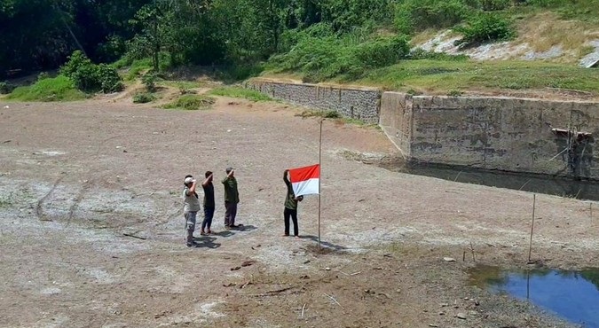 Bendera Setengah Tiang di Bendung Barugbug Karawang