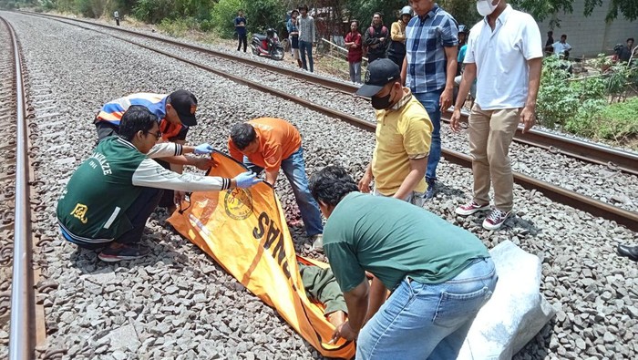 Pria Tanpa Identitas Tewas Tertabrak Kereta Api di Karawang